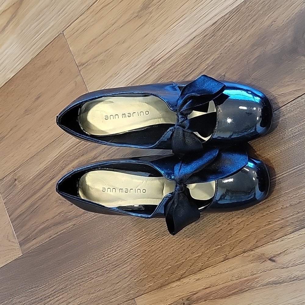 NWOT Ann Marino Black Patent 3.5" Heels With Bows